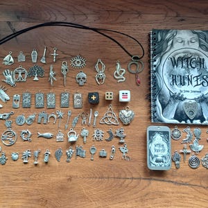 Divination Charms Kit, 65+13 Hexen Amulette & Handbuch, Metall Wahrsage Set, Würfel, Schlangenkette, Wicca Geschenk