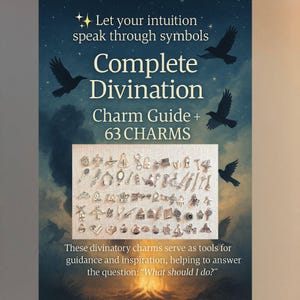 Puede incluir: Una portada de libro con el título "Complete Divination" y el texto "Charm Guide + 63 CHARMS". El fondo es un cielo nocturno azul oscuro con cuervos silueteados. Una colección de amuletos se muestra debajo del título. El texto dice: "Deja que tu intuición hable a través de símbolos."