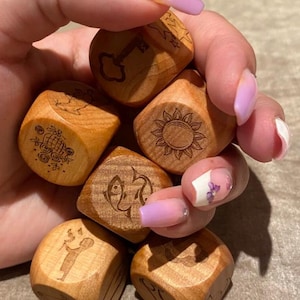 Lenormand houten dobbelstenen (6 dobbelstenen + zakje) Natuurlijke houtgegraveerde Lenormand-symbolen