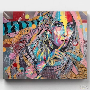 Può includere: Un dipinto astratto colorato di una donna con un acchiappasogni e piume. Il suo viso è dipinto con colori vivaci e lei si sta portando il dito alle labbra, come per dire "shhh".