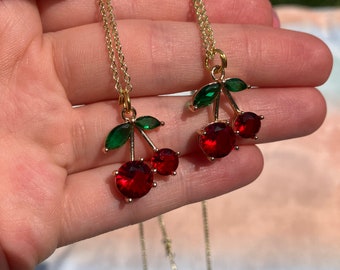 collares con dijes de cereza