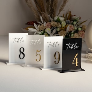 Schwarze Acryl Tischnummern - Gefrostetes Acryl Schild - Hochzeitstischdekoration - Hochzeit Signage - Goldene Tischnummern, weiße Tischnummern