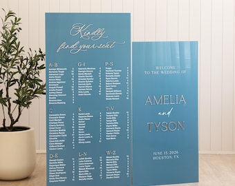 Könnte beinhalten: Zwei türkisfarbene Hochzeitszeichen aus Acryl. Das erste Schild lautet "Kindly find your seat" mit alphabetisch geordneten Gästenamen. Das zweite Schild heißt die Gäste zur Hochzeit von Amelia und Tyson am 15. Juni 2026 in Houston, TX willkommen.