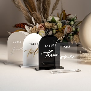 Schwarze Acryl Tischnummern - Gefrostetes Acryl Schild - Hochzeitstischdekoration - Hochzeit Signage - Goldene Tischnummern, weiße Tischnummern