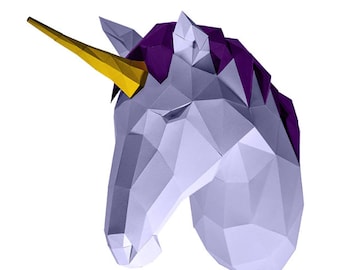 Op de afbeelding: Een geometrische, low-poly eenhoofdhoofdsculptuur. De eenhoorn heeft een lichtpaars lichaam, een gele hoorn en een paarse manen. De sculptuur is ontworpen met veel platte, driehoekige facetten, waardoor het een moderne, artistieke uitstraling heeft. De achtergrond is wit.