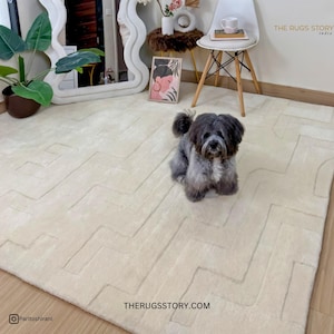 Alfombra de lana texturizada color blanco roto, alfombra artesanal de pelo alto y bajo, alfombra moderna neutra, alfombra rectangular tejida a mano, alfombra de diseño minimalista.