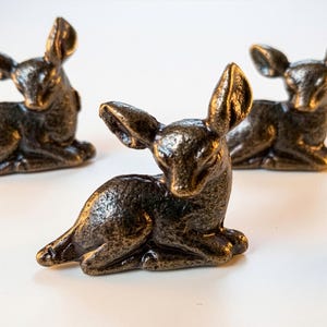 Pomello per mobile a forma di cervo, finitura anticata, stile rustico, con motivo animale del bosco.