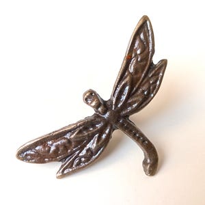 Gałka do szafki Dragonfly, wykończenie antyczne, uchwyt do szuflady z zabezpieczeniem przed owadami, naturalne, rustykalne okucia