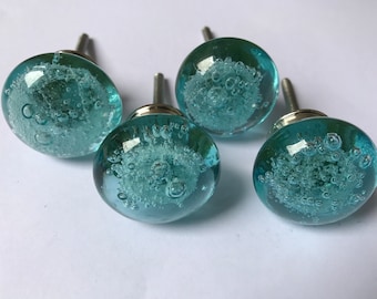 Tiradores de cristal azul claro para cajones de armarios y cocinas.