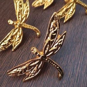 Tirador de latón con forma de libélula, estilo vintage, con diseño de insectos, hecho a mano.