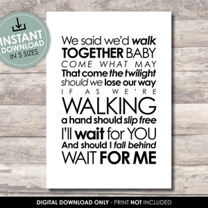 Op de afbeelding: Zwart-witte printbare wandkunst met songteksten van het nummer "Walking" van de band "The Script". De songteksten luiden: "We said we'd walk together baby come what may that come the twilight should we lose our way if as we're walking a hand should slip free I'll wait for you and should I fall behind wait for me".
