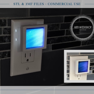 Puede incluir: Un enchufe blanco con una luz nocturna cuadrada e iluminada. La luz nocturna tiene un diseño azul estrellado. La imagen incluye el texto "STL & 3MF FILES + COMMERCIAL USE" y el logotipo de Alien Woodshop.