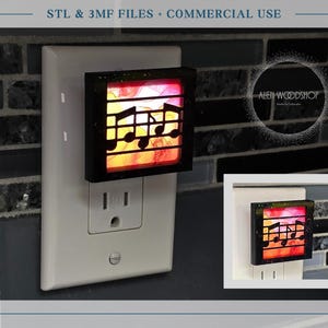 Può includere: Una luce notturna nera con un design a note musicali è collegata a una presa elettrica bianca. La luce notturna ha un aspetto colorato simile a quello delle vetrate. Il testo "STL & 3MF FILES + COMMERCIAL USE" è in alto.