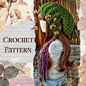 Peut inclure: Un bonnet crocheté vert foncé à texture côtelée, orné de petites décorations métalliques. Des tresses en laine violettes et vertes, agrémentées de perles en bois et de breloques en métal, pendent sur le côté d'une tête de mannequin.