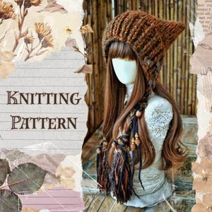 Op de afbeelding: Een bruine, grofgebreide muts met kattenoren, voorzien van lange, gevlochten zijflossen versierd met houten kralen en donkere stroken stof. De tekst KNITTING PATTERN staat links op een achtergrond met bloemrijke collage-elementen.
