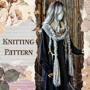 Könnte beinhalten: Ein Strickmuster-Dokument mit dem Text KNITTING PATTERN, neben einer Schaufensterpuppe, die ein schwarzes Langarmshirt und einen strukturierten, mehrfarbigen grau-beigen Schlauchschal mit Fransen, Holzperlen und Geweih-Akzenten trägt.