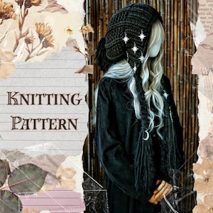 Puede incluir: Una capucha de punto negra hecha de hilo grueso y texturizado con dijes de estrellas plateadas en el lateral. La capucha incluye borlas largas y trenzadas adornadas con un dije de media luna plateada en el extremo. El texto dice KNITTING PATTERN.