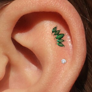 Arete con esmeralda marquesa, arete con forma de flor para cartílago, oro vermeil de 18 quilates, arete con bola y rosca, perforación de cartílago de calibre 20, 3767GE