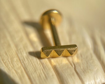 24k Gold titanium labret, triple pyramid cartilage flat back, 16 gauge internally threaded labret, 6mm bar labret