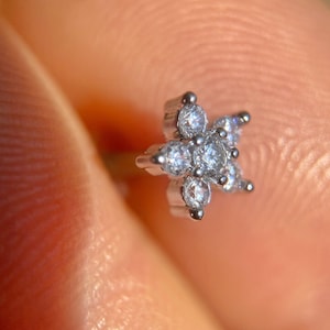 Flower diamond stud, Sterling silver cartilage flat back stud, 16 gauge gold labret, 6mm bar piercing, FLS6MMS