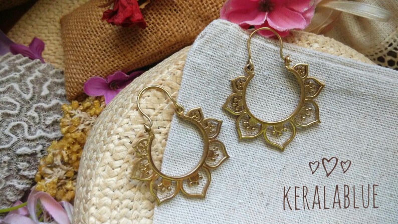 Pendientes \u00e9tnicos de aro flor de loto de Indiapendientes de yoga en forma de flor espiritualregalos alternativos para ella de bisuter\u00eda