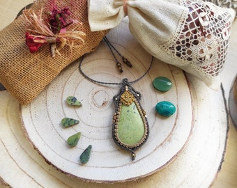 Grand pendentif en macramé bohème/collier en micro macramé hippie spirituel/pendentif avec pierres de guérison/cadeaux de bijoux pour femmes