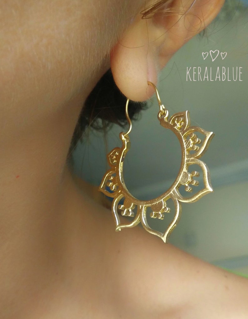 Pendientes \u00e9tnicos de aro flor de loto de Indiapendientes de yoga en forma de flor espiritualregalos alternativos para ella de bisuter\u00eda