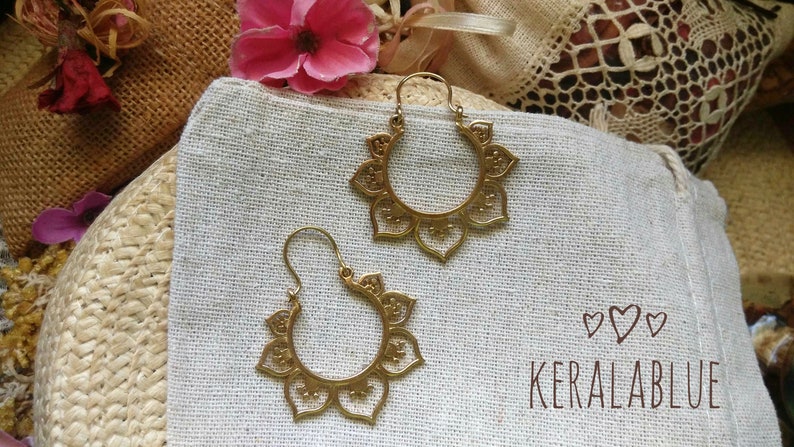 Pendientes \u00e9tnicos de aro flor de loto de Indiapendientes de yoga en forma de flor espiritualregalos alternativos para ella de bisuter\u00eda