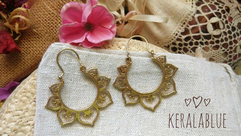 Pendientes \u00e9tnicos de aro flor de loto de Indiapendientes de yoga en forma de flor espiritualregalos alternativos para ella de bisuter\u00eda