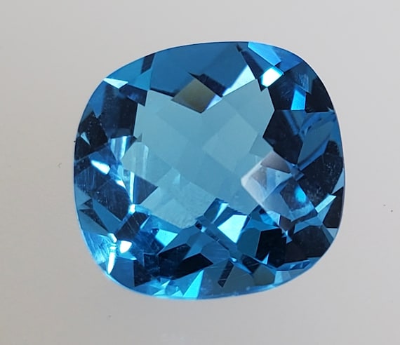 Pendentif en or 14 carats avec topaze bleue suisse