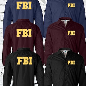 Peut inclure: Quatre vestes de couleurs diff&eacute;rentes avec le mot "FBI" imprim&eacute; au dos et &agrave; l'avant. Les vestes sont bleu marine, marron, noir et noir.