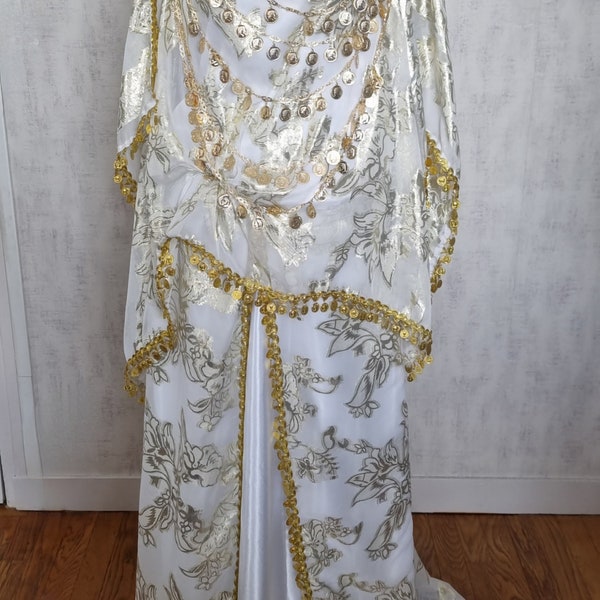 tenue traditionnelle chaoui chaouia mariage robe chaoui algérienne melhfa berbère blanche et or pièce metal doré robe oriental Algérie aures