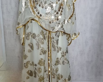 tenue traditionnelle chaoui chaouia mariage robe chaoui algérienne melhfa berbère blanc cassé et or sequins doré robe oriental Algérie aures