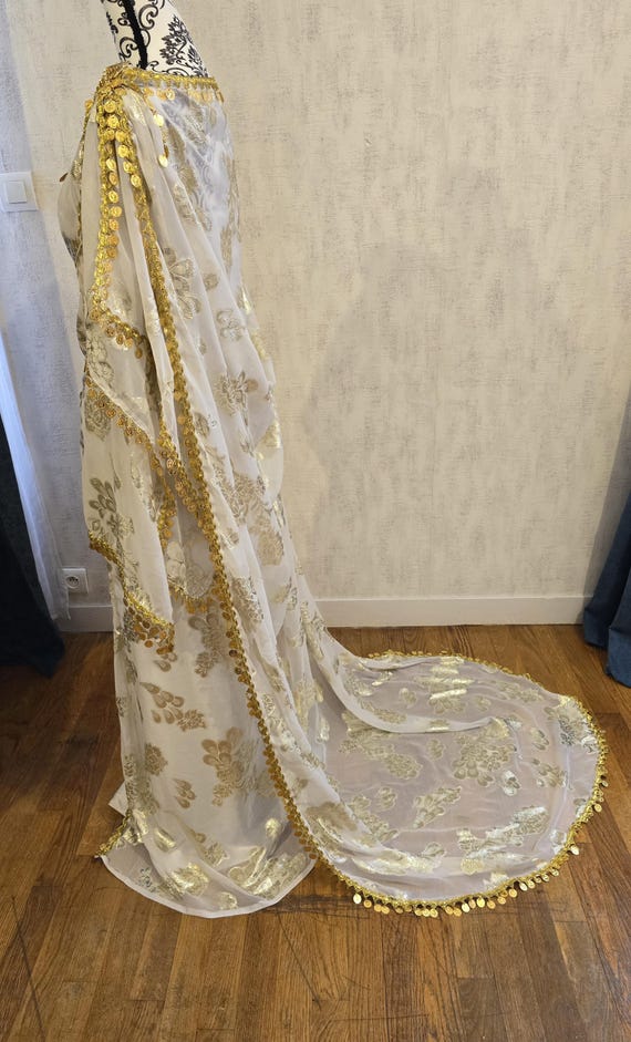 Tenue traditionnelle chaoui mariage robe algerienne melhfa berbere blanche et or avec traine mehlfa melhfa robe oriental Algerie mariee Etsy France