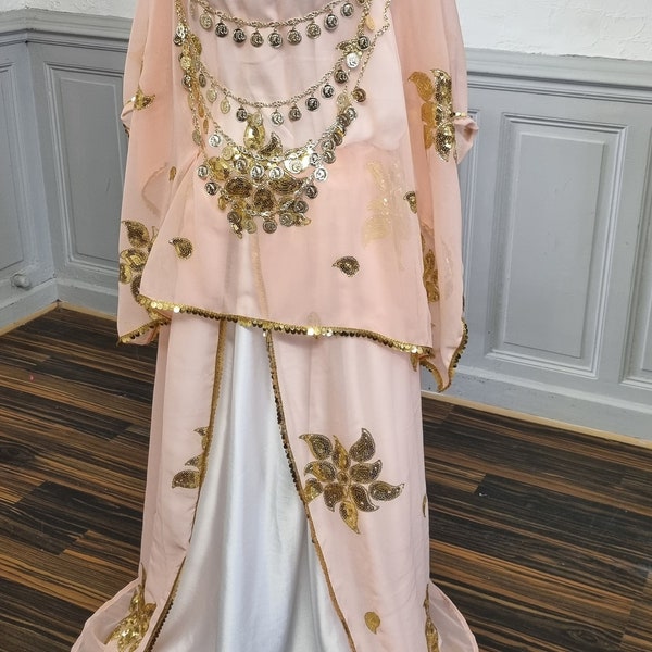 tenue traditionnelle chaoui chaouia mariage robe chaoui algérienne melhfa berbère rose saumon sequins doré robe oriental Algérie aures