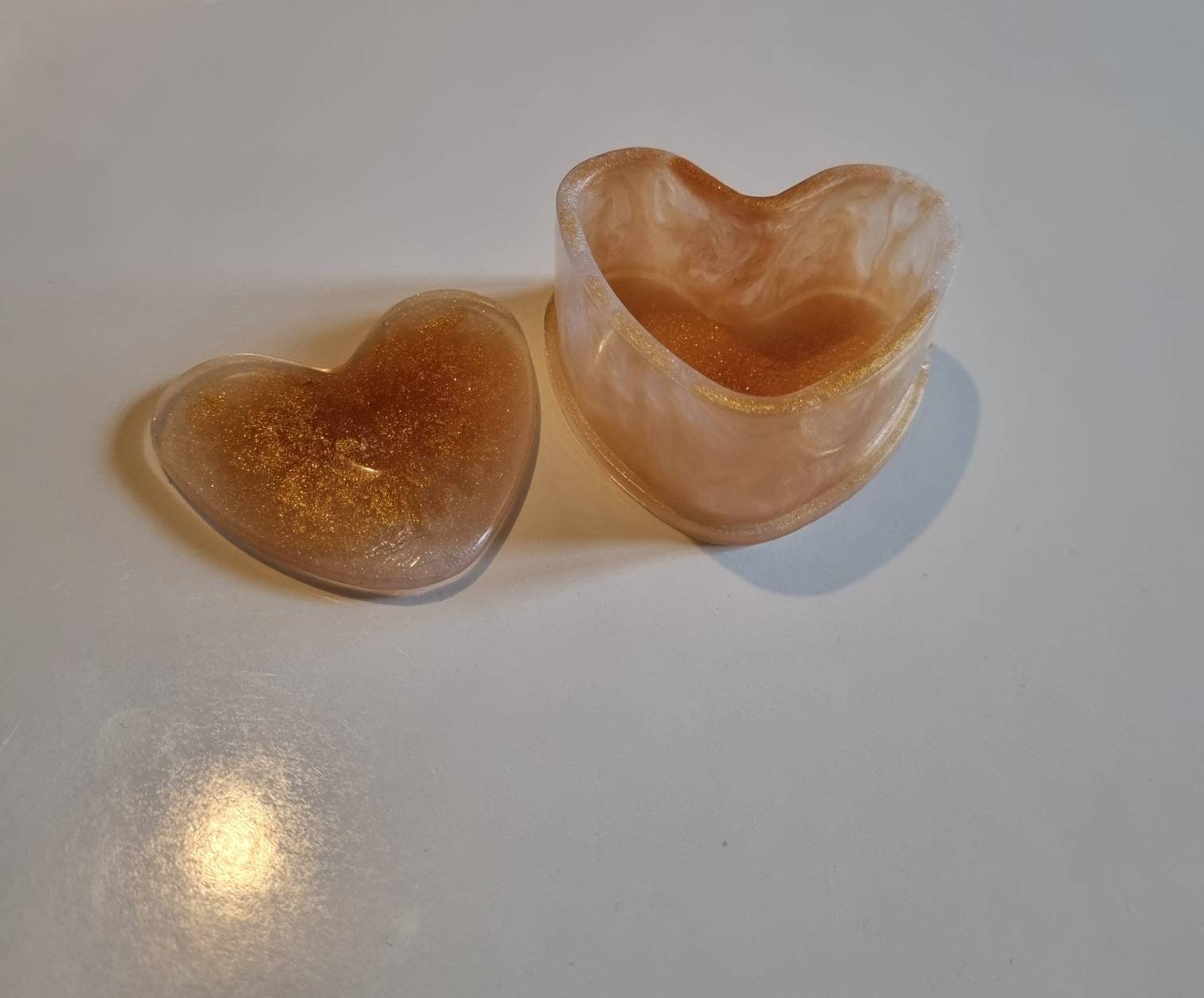 Boite A Bijoux ou Souvenir en Résine Epoxy Forme de Cœur Couleur Blanc Nacré et Doré