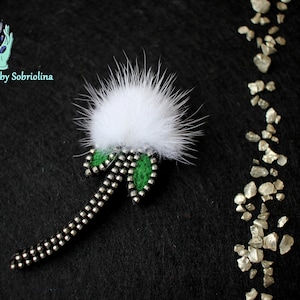 White Blowball - broche de cremallera de flores. Broche de alfiler de flores de lana fieltrada y pelo natural. Pin regalo para mujer Broche. Alfiler de fieltro con cremallera.