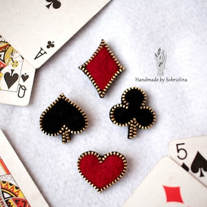 Carte da gioco con spilla / Abiti di carte da gioco con spilla / Set di spille / Spilla dal design unico / Spilla in lana con cerniera / Migliore idea regalo / Spilla di design