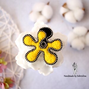 Yellow flower wool brooch with zip. Felted wool yellow flower pin brooch. Pin gift for woman Brooch. Pin felt Zipper jewelry Brooch