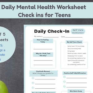 Puede incluir: Una manzana verde con una hoja se encuentra sobre una superficie de madera junto a una hoja de trabajo titulada "Daily Mental Health Worksheet Check ins for Teens". La hoja de trabajo incluye secciones para controles diarios, autocuidado, gratitud y productividad.