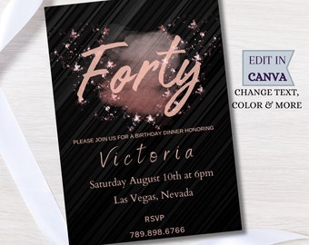 Puede incluir: Una invitación de cumpleaños negra y oro rosa con el texto "Forty" y "Victoria" con la fecha y la hora del evento. La invitación dice "Por favor, únase a nosotros para una cena de cumpleaños en honor a Victoria. Sábado 10 de agosto a las 6 pm. Las Vegas, Nevada. RSVP 789.898.6766. Editar en Canva. Cambiar texto, color y más."