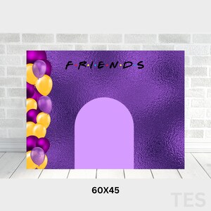 Puede incluir: Fondo morado con un gran arco recortado de color morado claro. El fondo tiene un acabado texturizado metálico. El texto "FRIENDS" está impreso en negro en la parte superior del fondo. Un grupo de globos morados y amarillos se encuentra en el lado izquierdo del fondo.