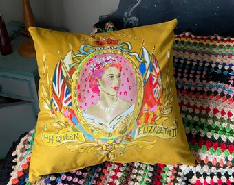 Queen Elizabeth Platinum Jubilee Velvet Cushion Cover: Gold Royal Decor