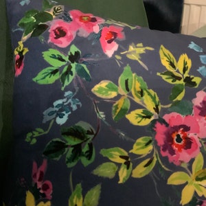 Blue Velvet Floral Cushion Cover, Country Farmhouse Decor bild 7