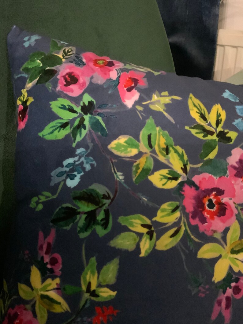 Blue Velvet Floral Cushion Cover, Country Farmhouse Decor bild 7