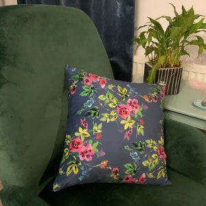 Blue Velvet Floral Cushion Cover, Country Farmhouse Decor bild 9