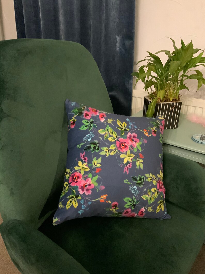 Blue Velvet Floral Cushion Cover, Country Farmhouse Decor bild 9