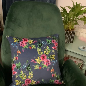 Blue Velvet Floral Cushion Cover, Country Farmhouse Decor bild 8