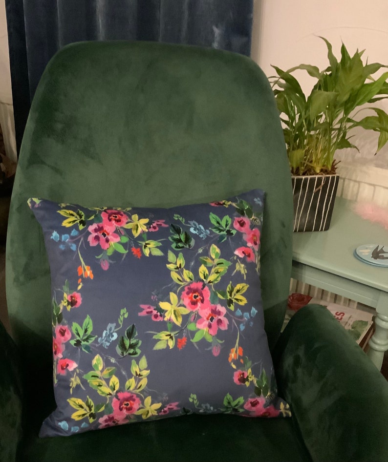 Blue Velvet Floral Cushion Cover, Country Farmhouse Decor bild 8