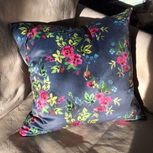 Blue Velvet Floral Cushion Cover, Country Farmhouse Decor bild 2